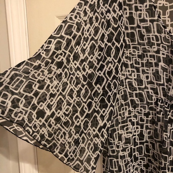 Sheer Geometric Patterned Top - Picture 3 of 5